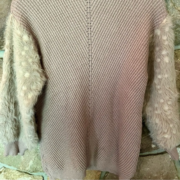 Mystic faux fur sleeved viscose knit sweater size medium creamy grey - Picture 6 of 8